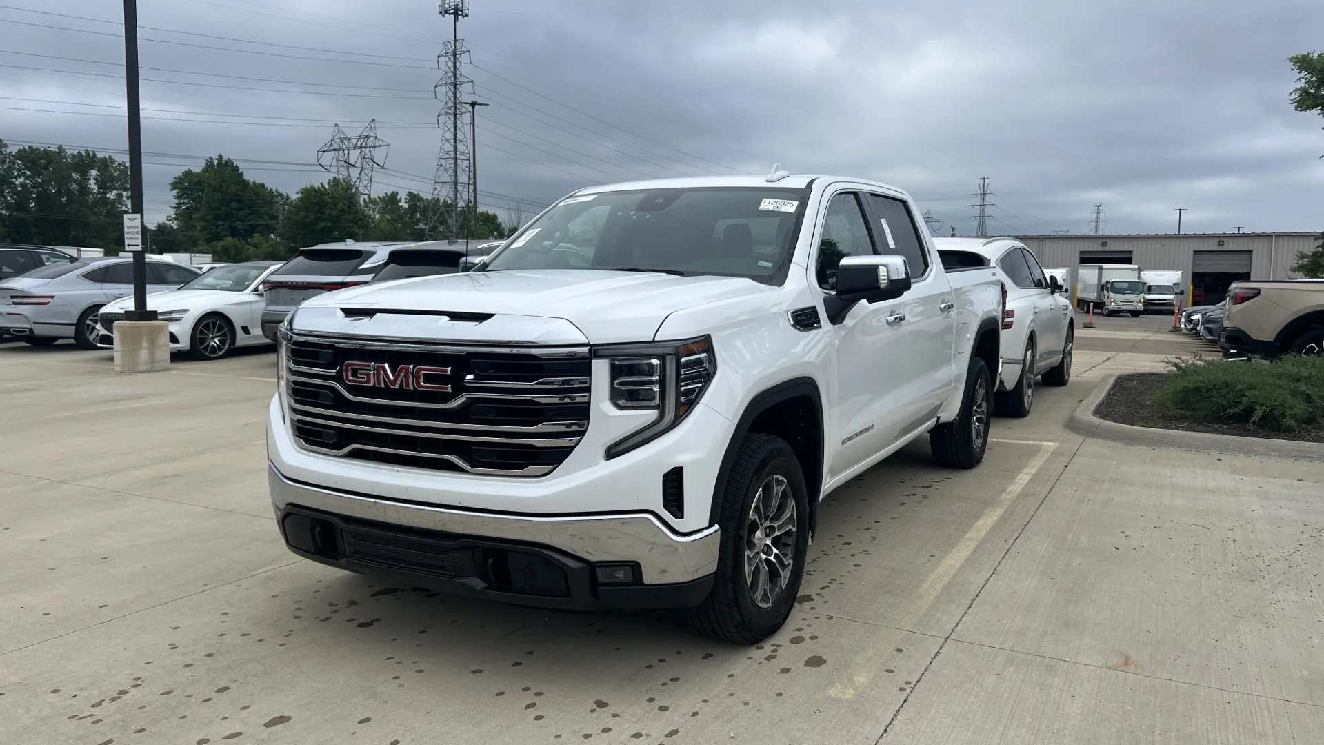 Used 2025 Summit White GMC SLT image 1