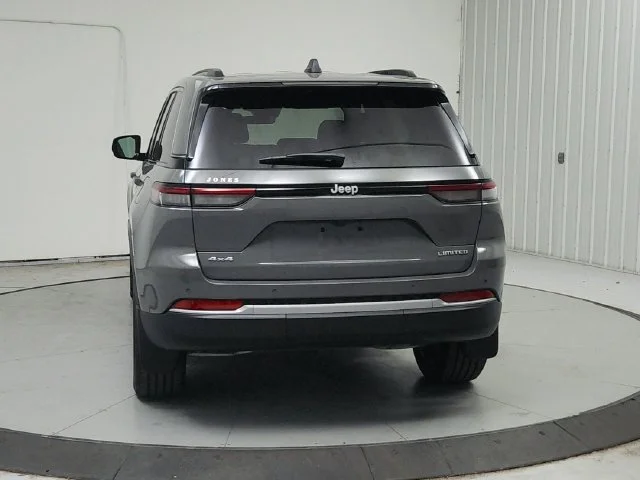 New 2027 Sting-Gray Clearcoat Jeep Limited image 7