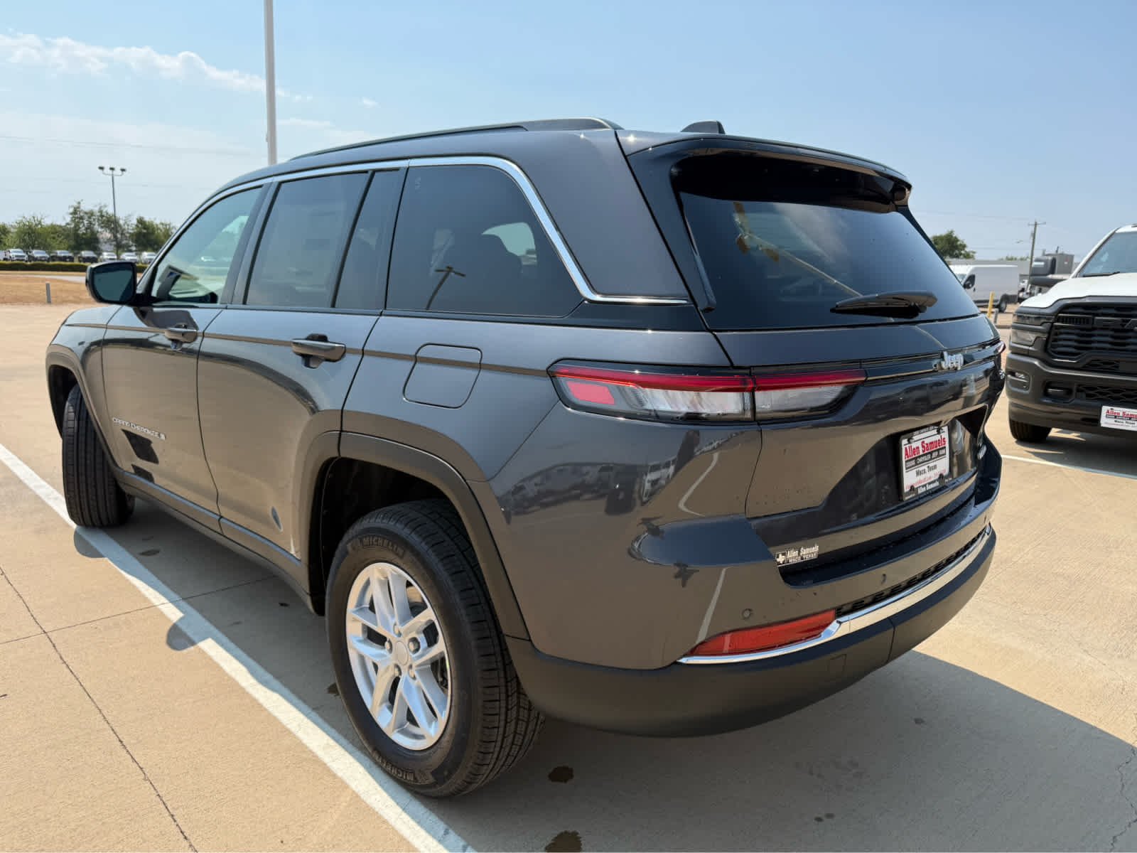 New 2026 Baltic Gray Metallic Clear-Coat Exterior Paint Jeep Laredo image 8