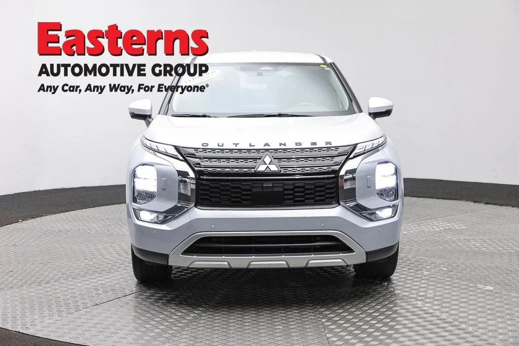 Used 2024 White Mitsubishi SE image 2