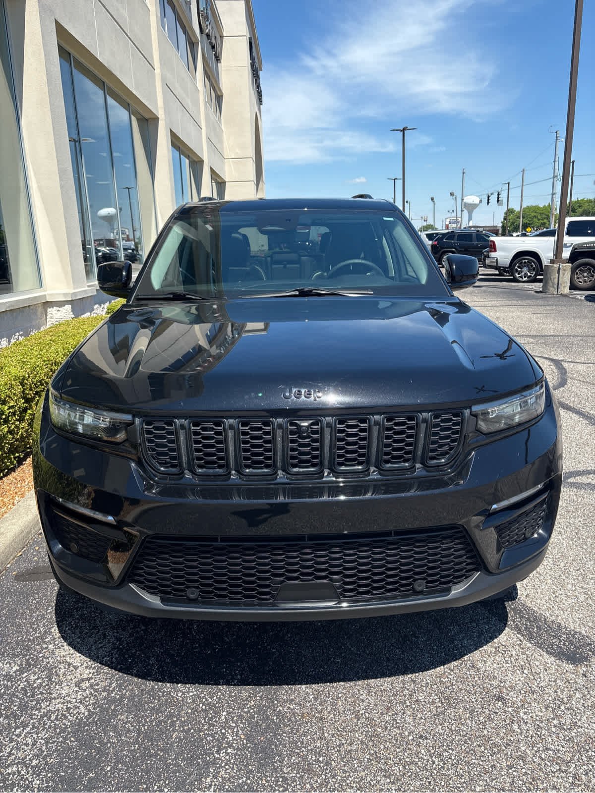 Used 2023 Diamond Black Crystal Pearlcoat Jeep Limited image 4