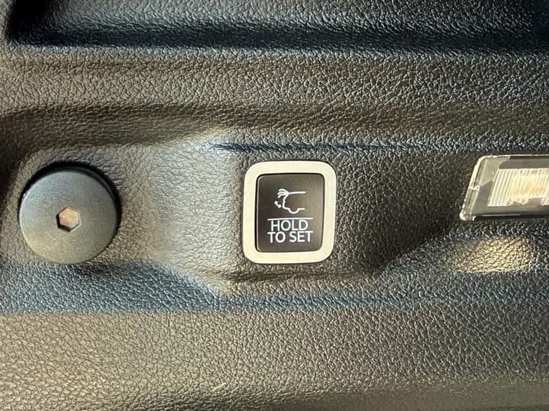 Used 2023 Diamond Black Crystal Pearlcoat Jeep Altitude image 8