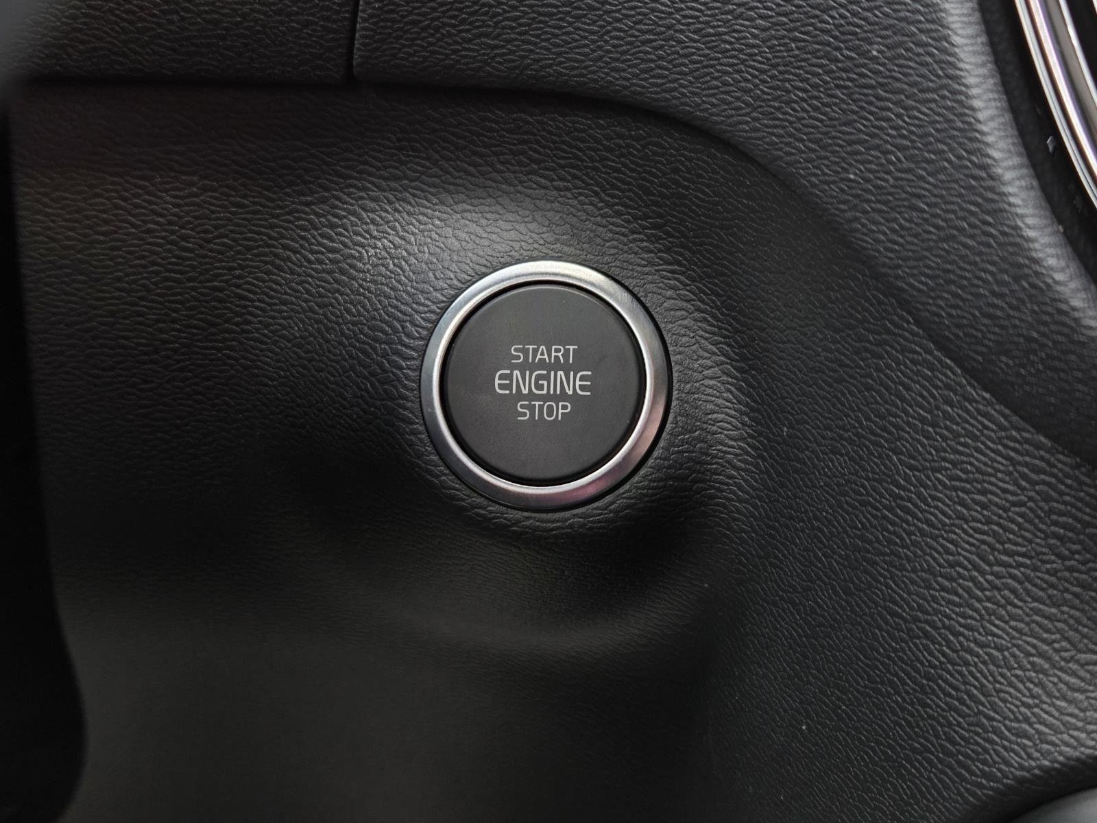 Used 2025 Crystal White Pearl Volvo Plus Dark Theme image 22