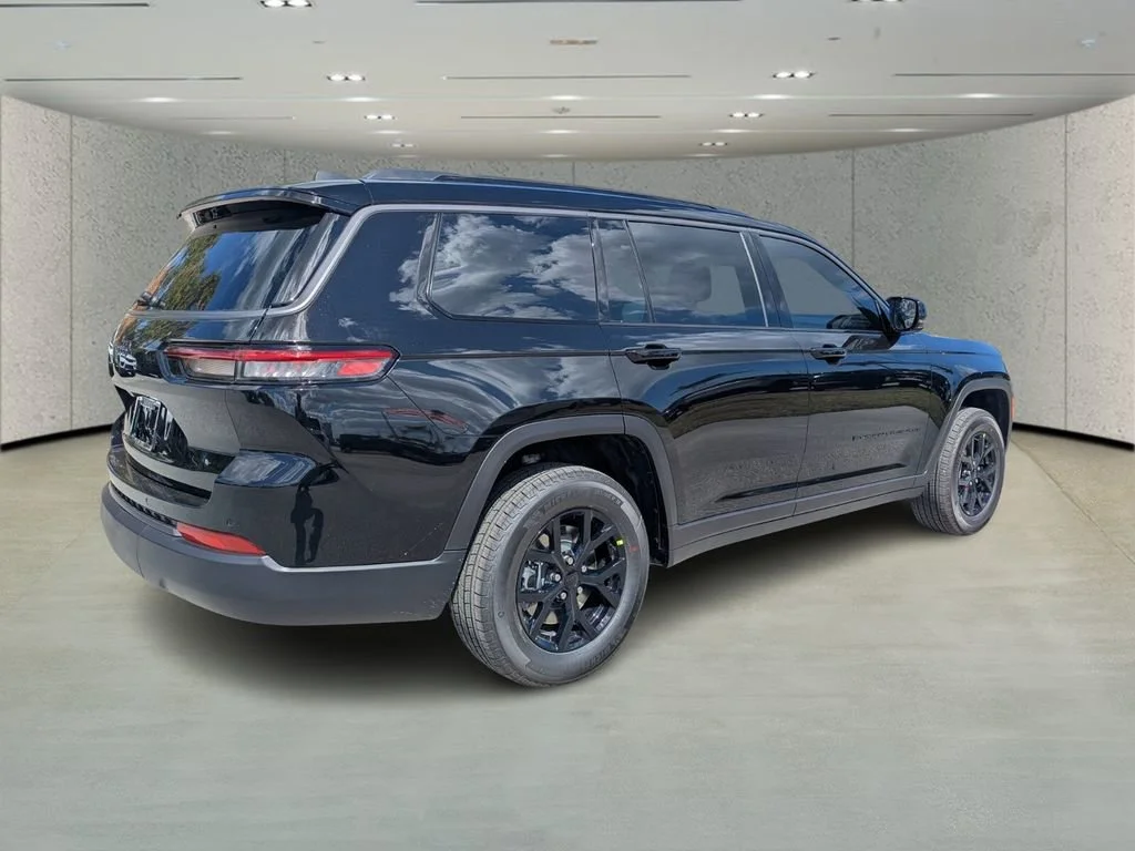 New 2026 Diamond Black Crystal Pearl-Coat Exterior Paint Jeep Laredo Altitude image 4