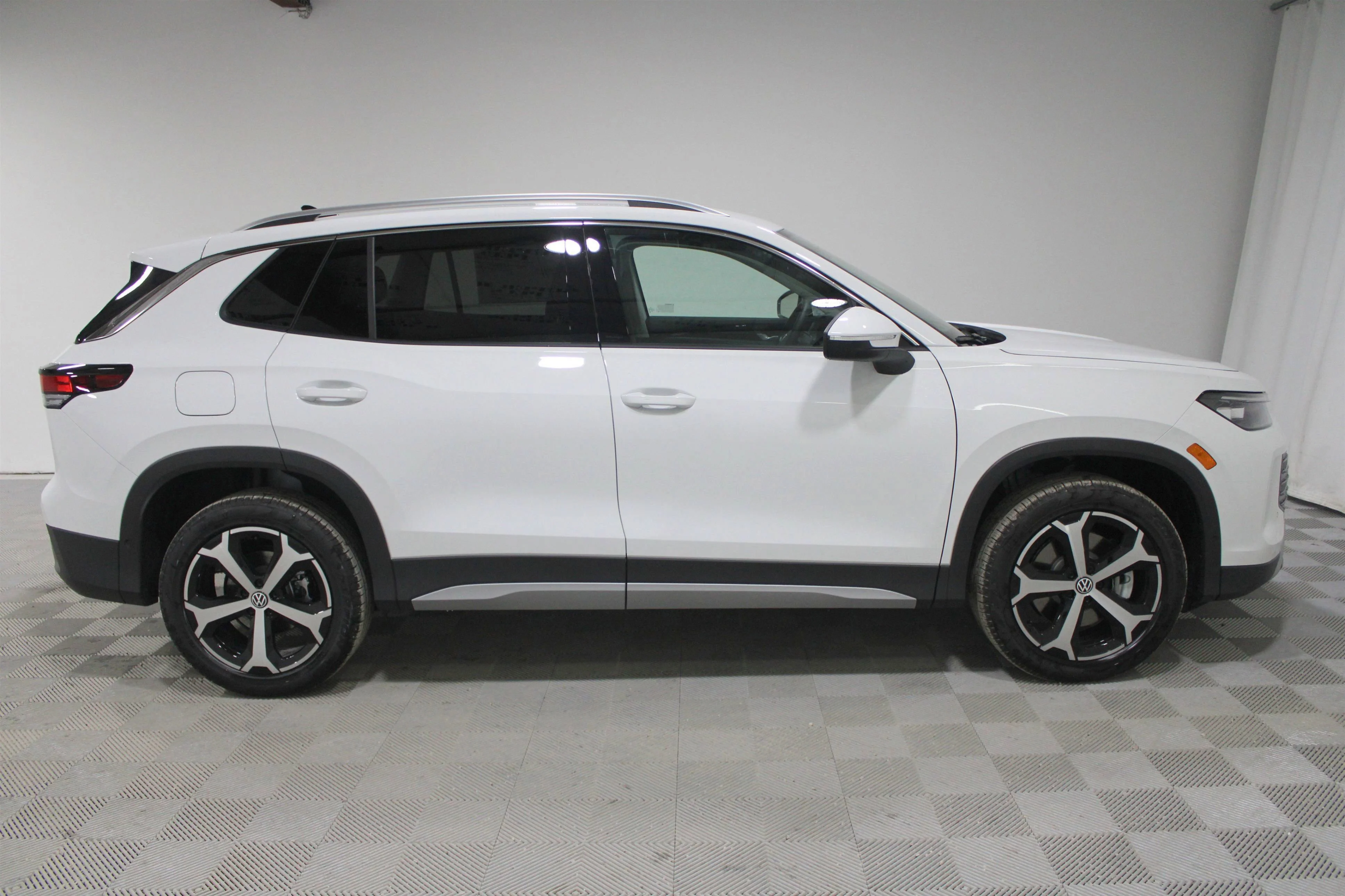 New 2026 Pure White Volkswagen SE image 25