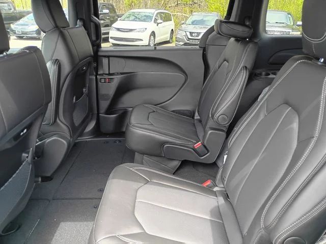 New 2026 Diamond Black Crystal Pearl-Coat Exterior Paint Chrysler Select image 19