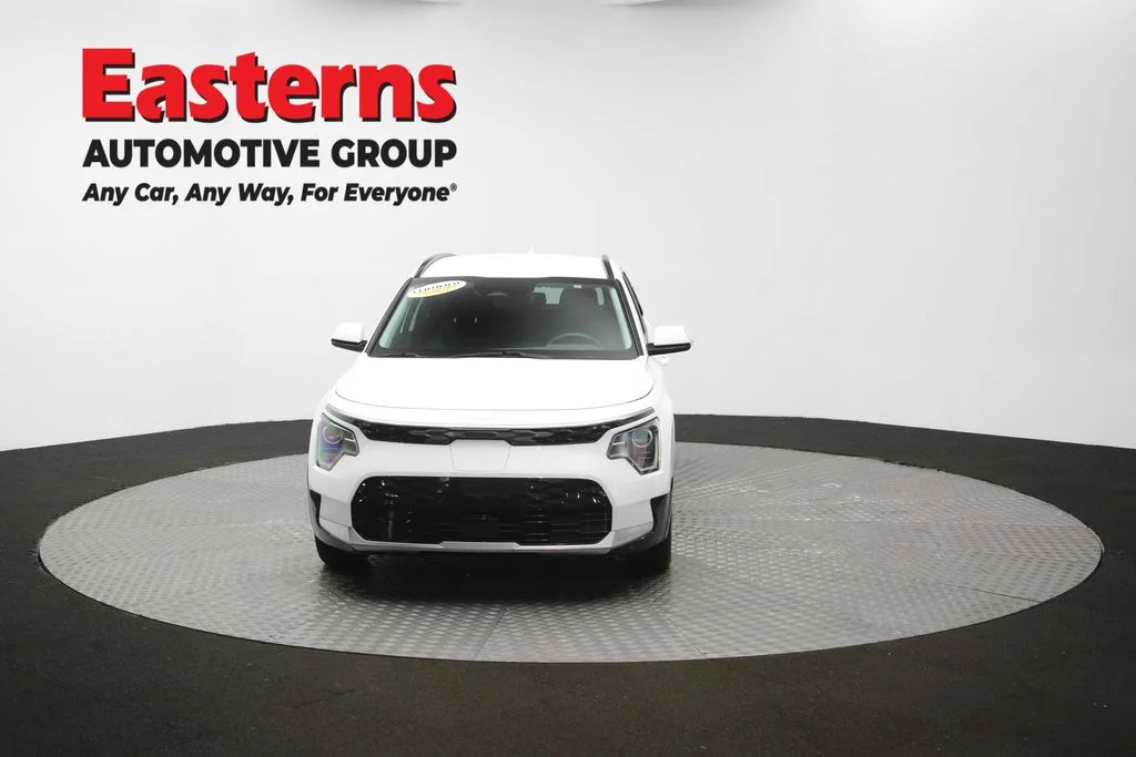 Used 2023 White Kia Wind image 52