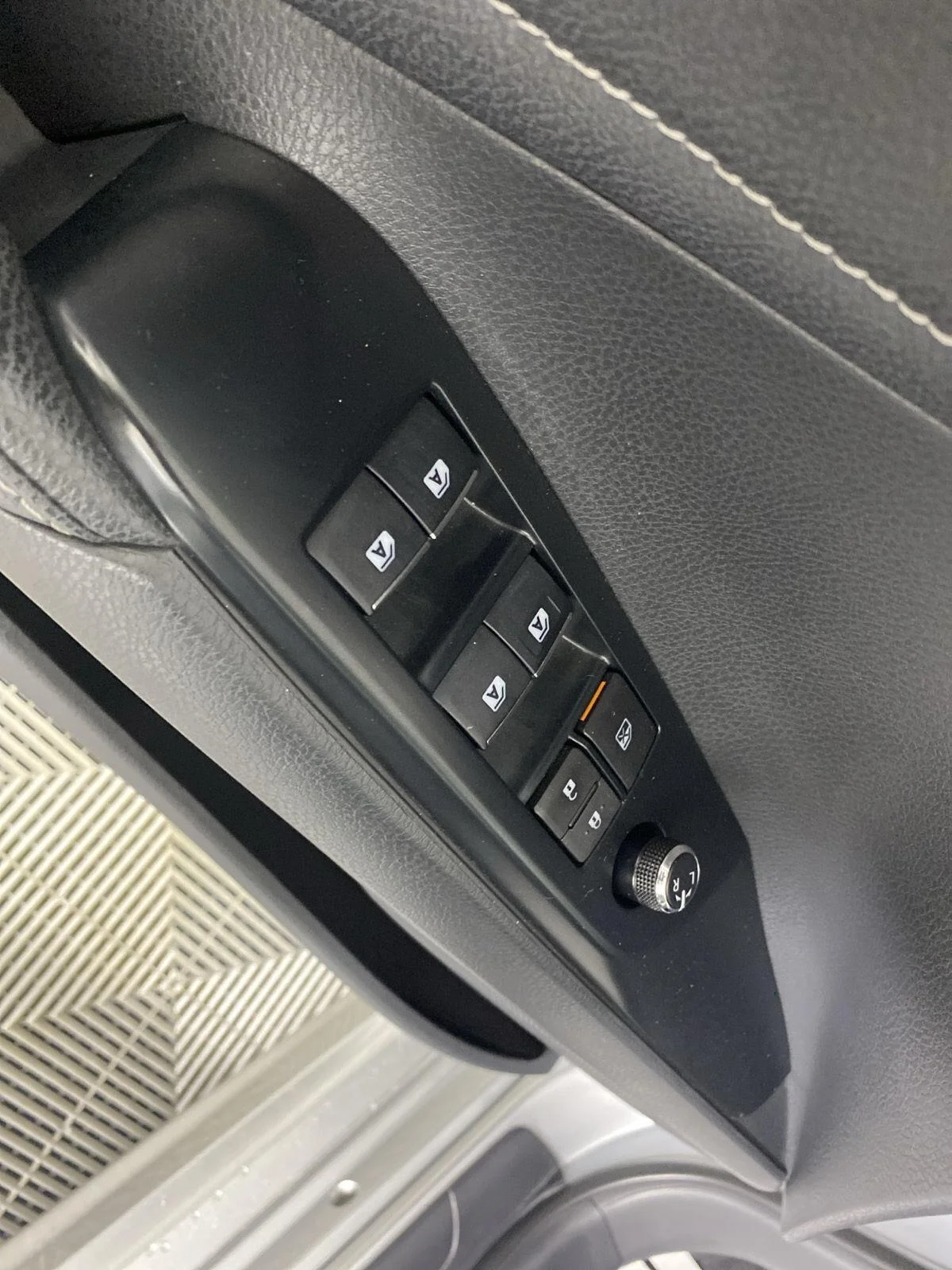Used 2018 Celestial Silver Metallic Toyota XSE V6 image 18