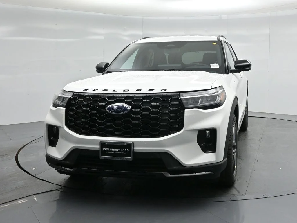New 2026 Star White Metallic Tri-Coat Ford ST-Line image 54