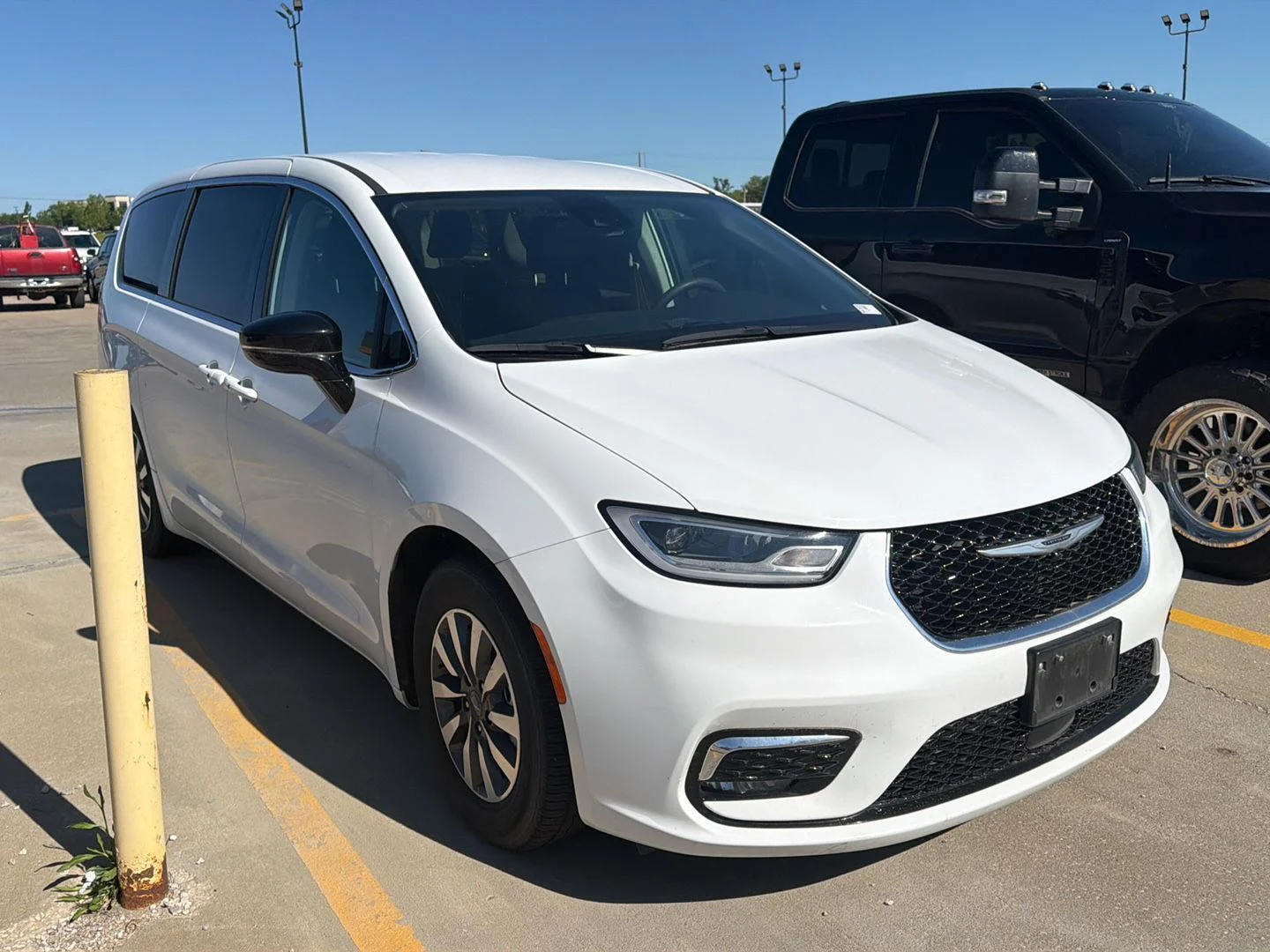 Used 2024 Chrysler Pacifica PHEV Select with VIN 2C4RC1S74RR115153 for sale in Kansas City