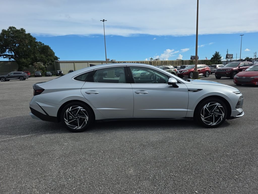 Used 2025 Aero Silver Hyundai SEL Convenience image 9