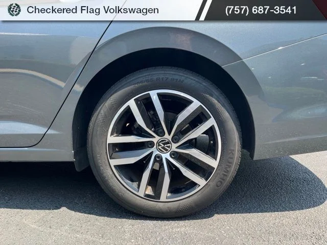 Used 2025 Platinum Gray Metallic Volkswagen 1.5T SE image 5