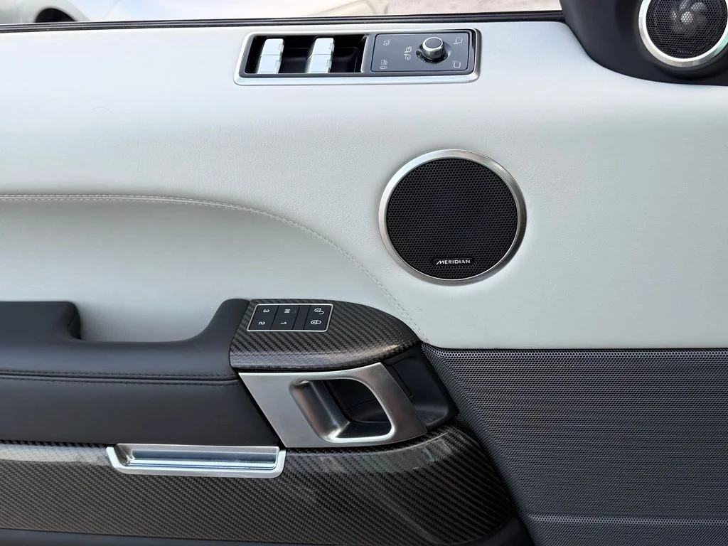 Used 2019  Land Rover SVR image 28