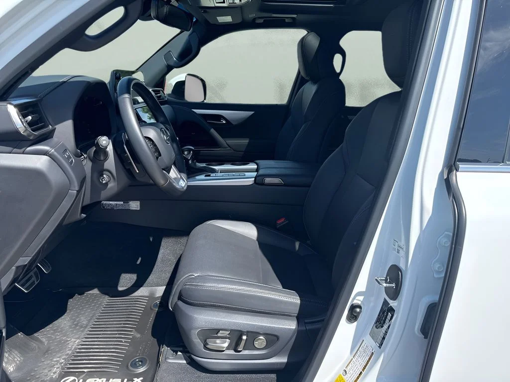 2023 Lexus LX F-Sport - Photo 9