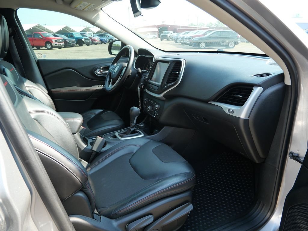 Used 2017 Silver Jeep Trailhawk image 11