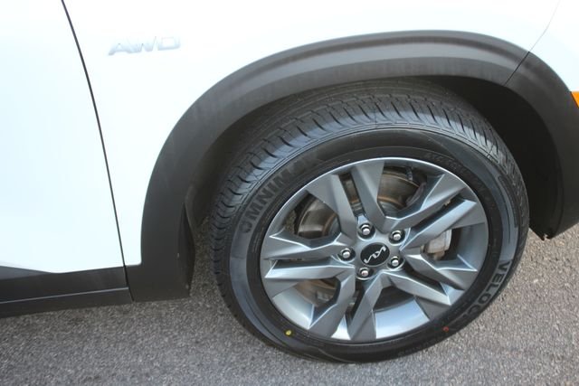 Used 2023 White Kia S image 34