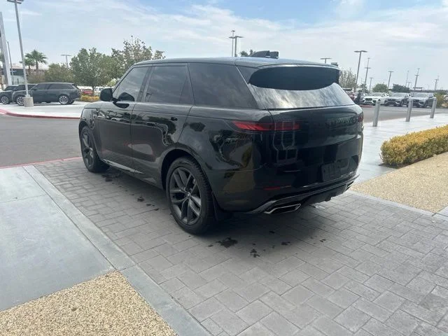 Used 2023 Black Land Rover SE Dynamic image 7