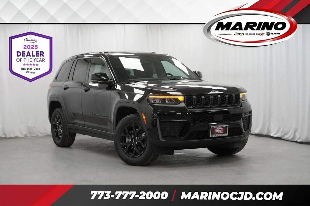 New 2026 Diamond Black Crystal Pearl-Coat Exterior Paint Jeep Laredo Altitude image 1
