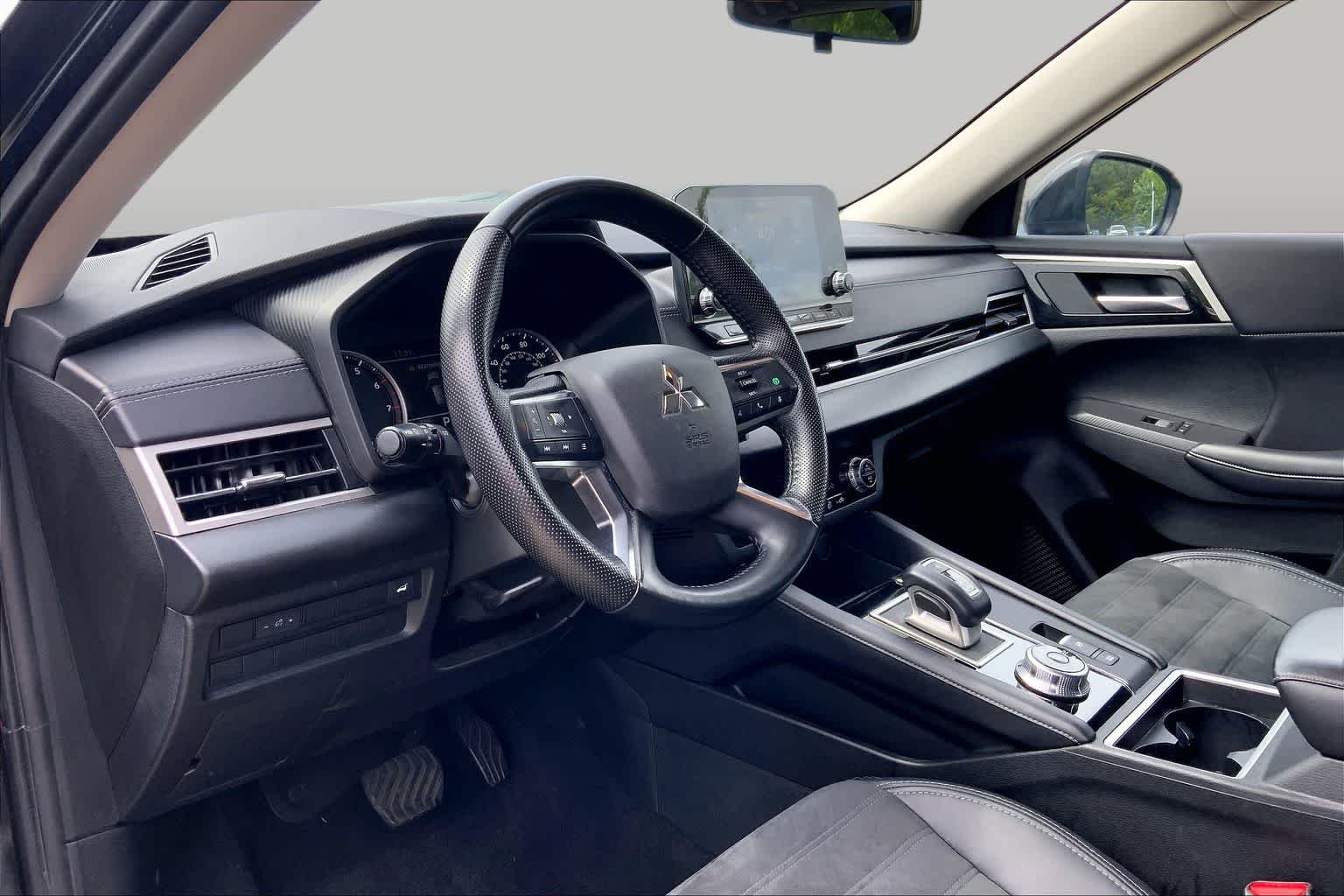 Used 2024 Black Diamond Mitsubishi SE image 17