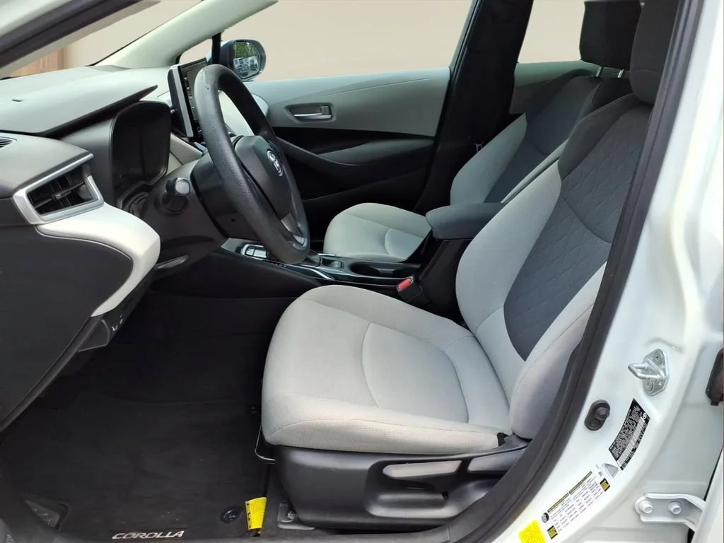 Used 2021 White Toyota LE image 15
