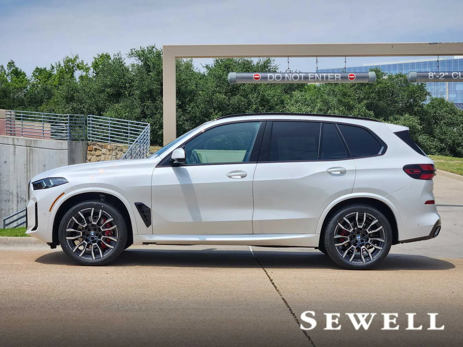 New 2026 Mineral White Metallic BMW sDrive40i image 2