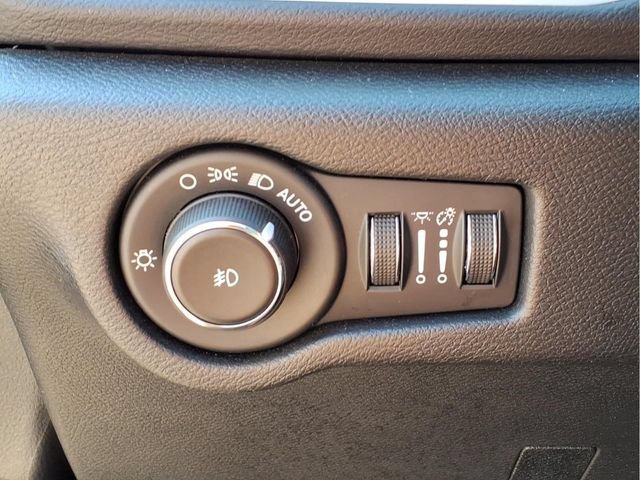 Used 2025  Chrysler Select image 16