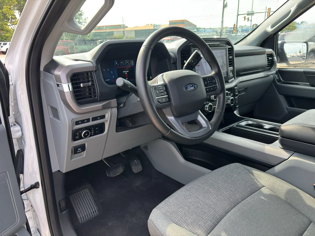 Used 2024 Oxford White Ford XLT image 9