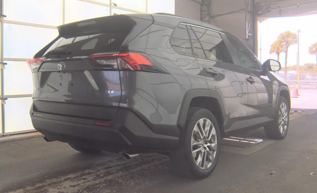 Used 2023 Gray Toyota XLE Premium image 5