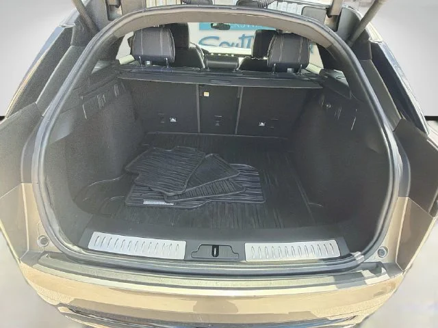 Used 2019  Land Rover R-Dynamic HSE image 27