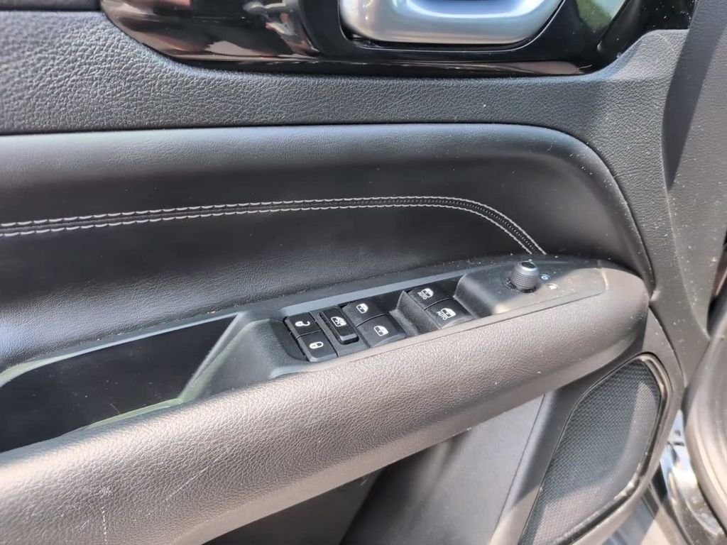 Certified Used 2023 Diamond Black Jeep Latitude image 17