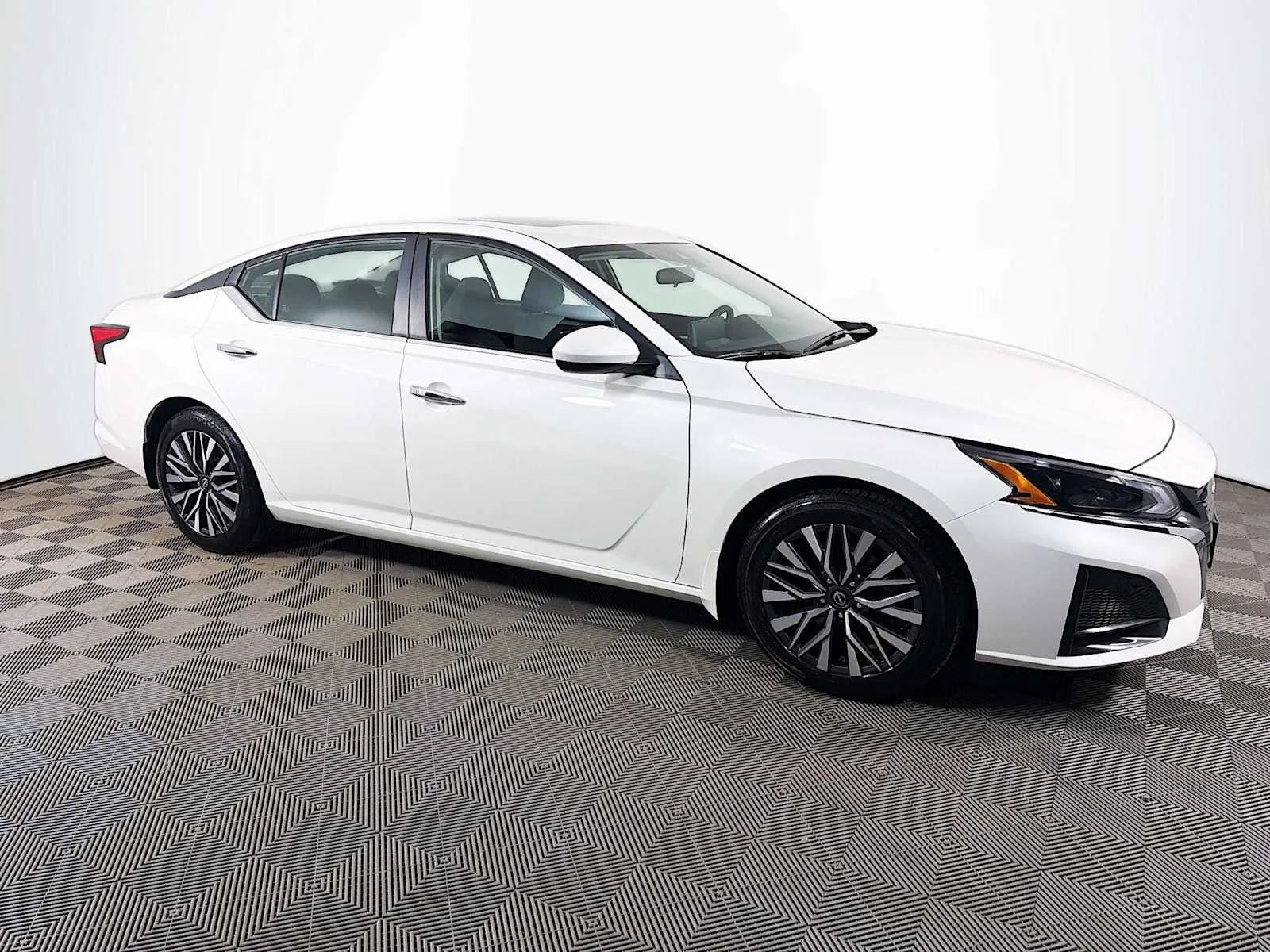 Certified Used 2023 Pearl White Tricoat Nissan 2.5 SV image 3