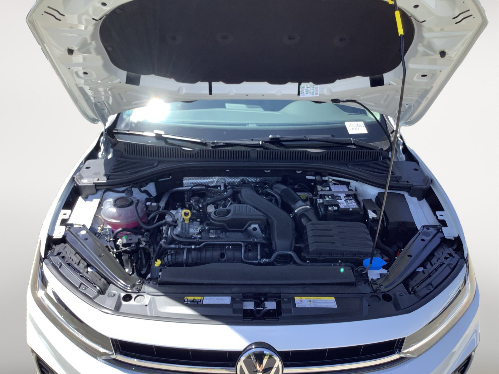 New 2027 OPAL WHITE Volkswagen SE image 11