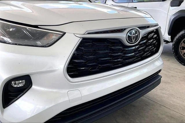 Certified Used 2024 WIND CHILL PEARL Toyota  image 27