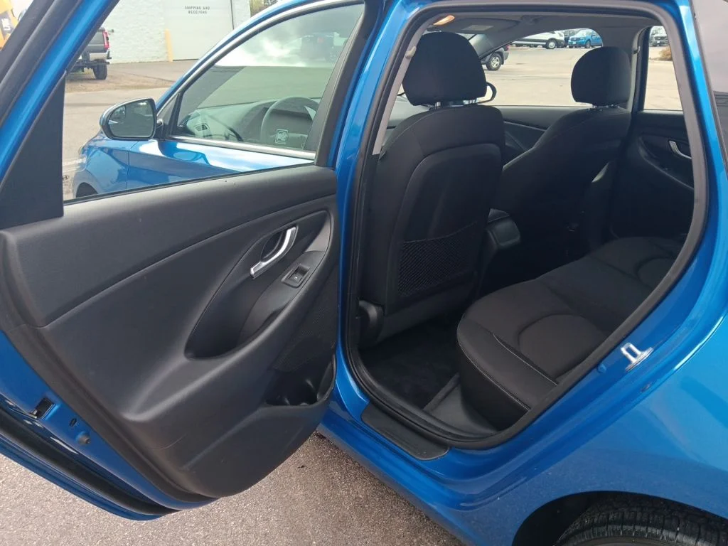 Used 2018 Electric Blue Metallic Hyundai Base image 28