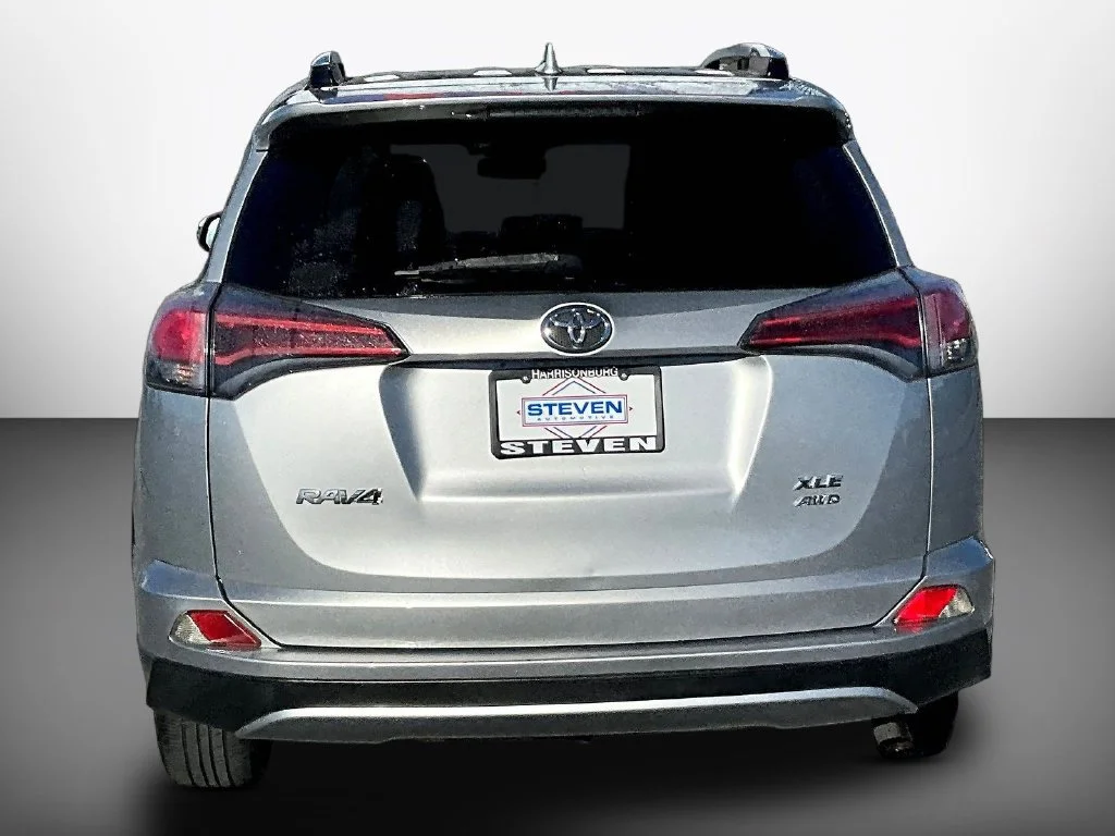 Used 2018 Silver Toyota XLE image 5