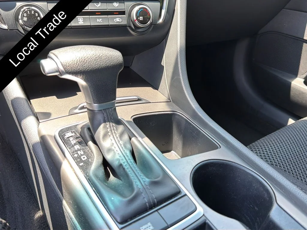 Used 2019 Snow White Pearl Kia LX image 26