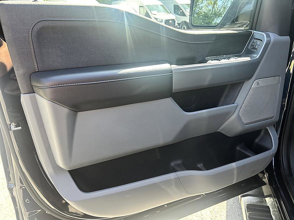 Used 2025 Blue Metallic Ford LARIAT image 9