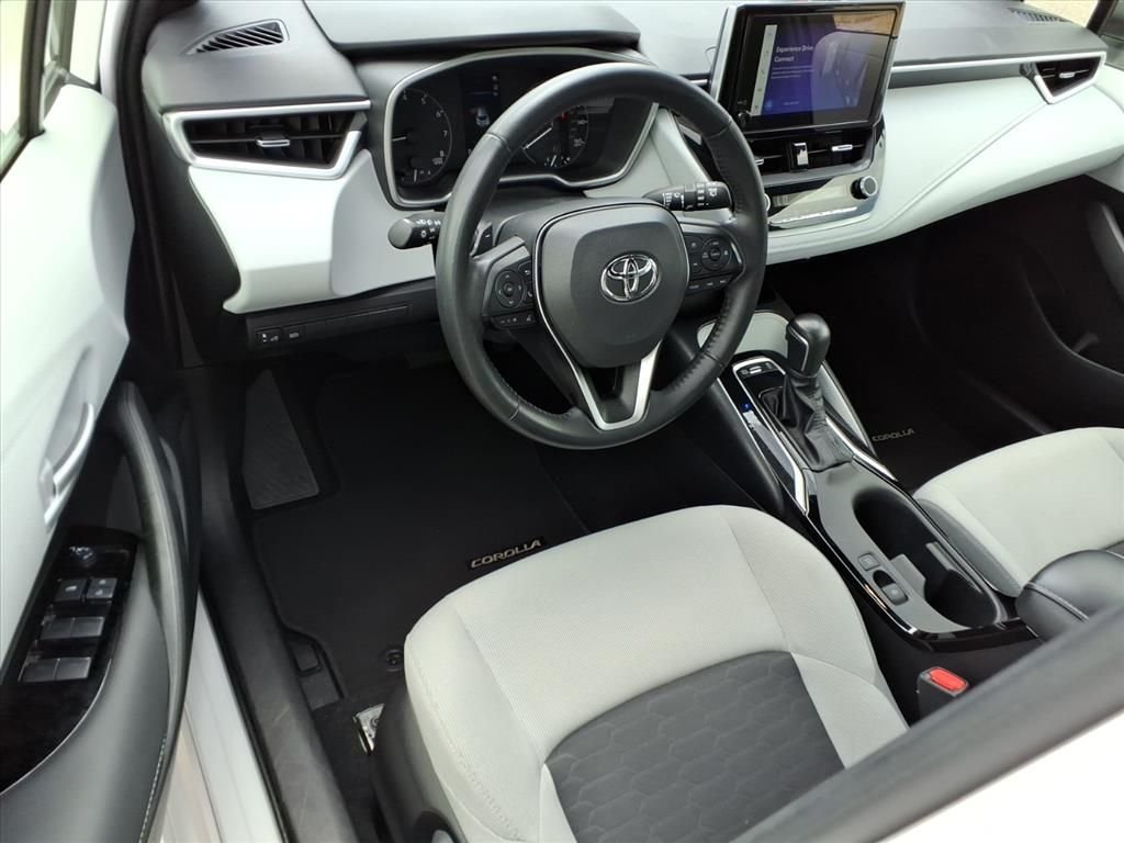 2025 Toyota Corolla Hatchback SE - Photo 17