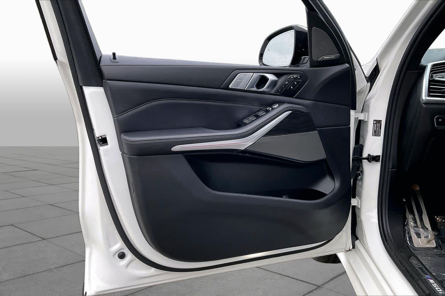 Used 2020 Alpine White BMW M50i image 21