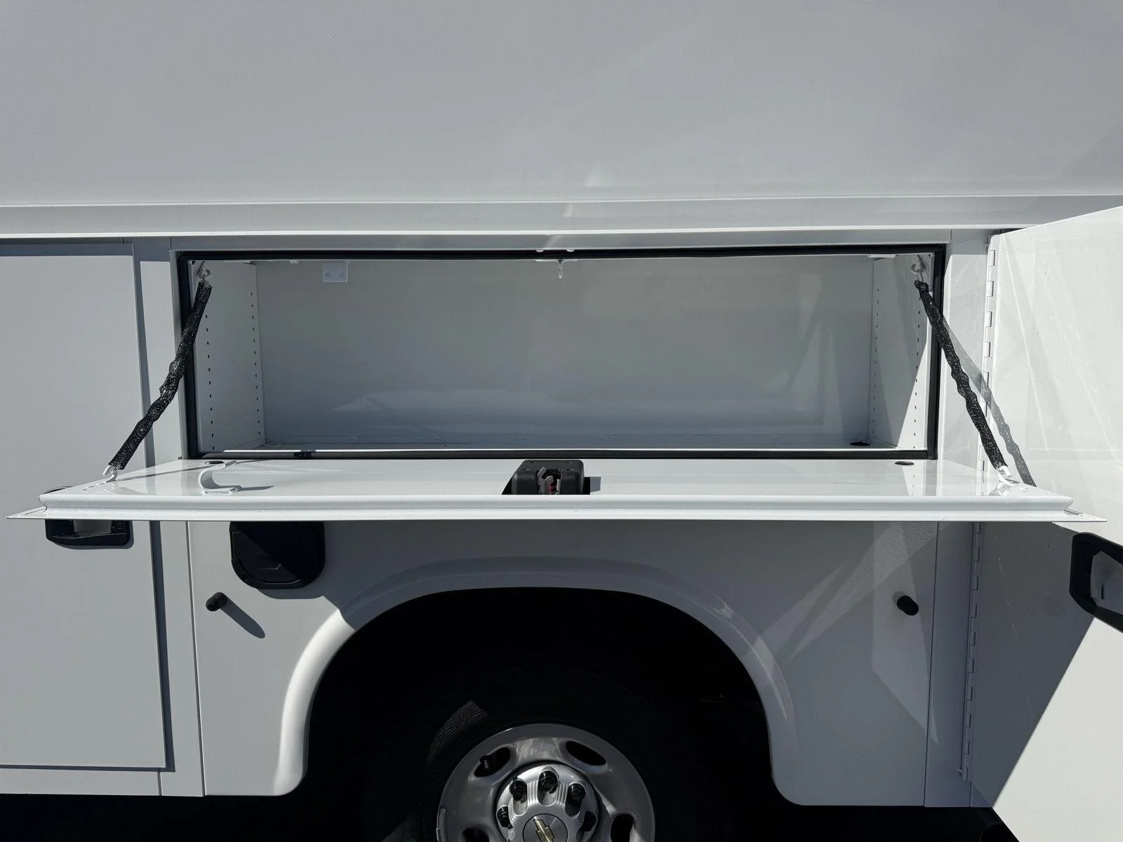 New 2026 Summit White Chevrolet 1WT image 30