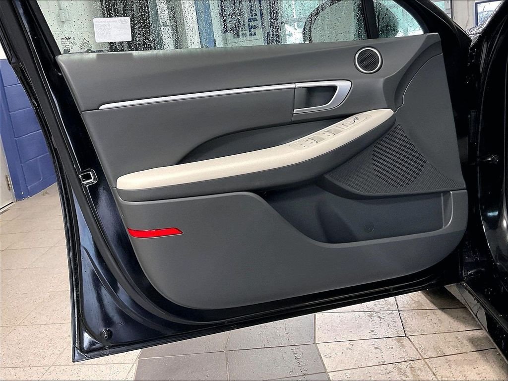 Used 2025 Black Hyundai SEL image 9