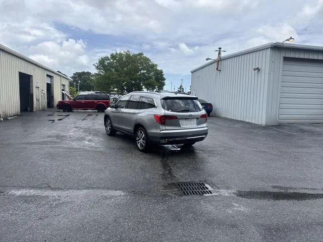 Used 2016  Honda Touring image 7