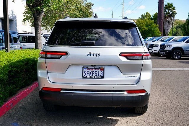 Used 2023 Silver Jeep Laredo image 9