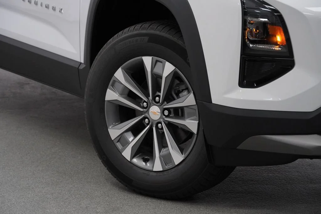 New 2027 Summit White Chevrolet LT image 10