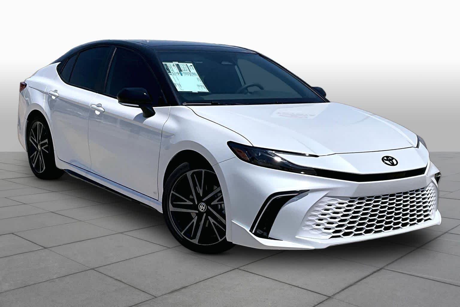 New 2026 Wind Chill Pearl with Midnight Black Metallic roof Toyota XSE image 2