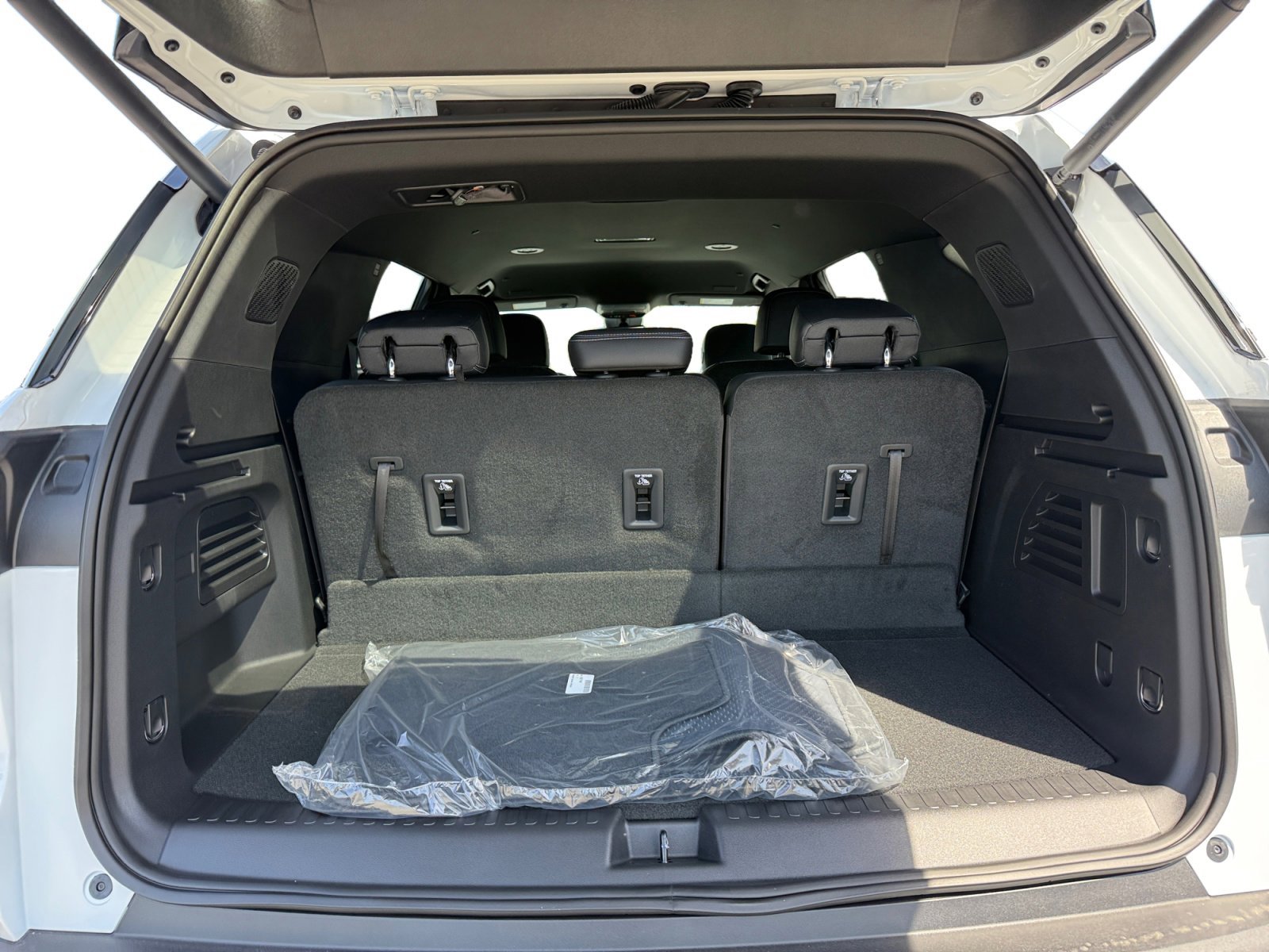 New 2026 Summit White Chevrolet FWD LT image 17