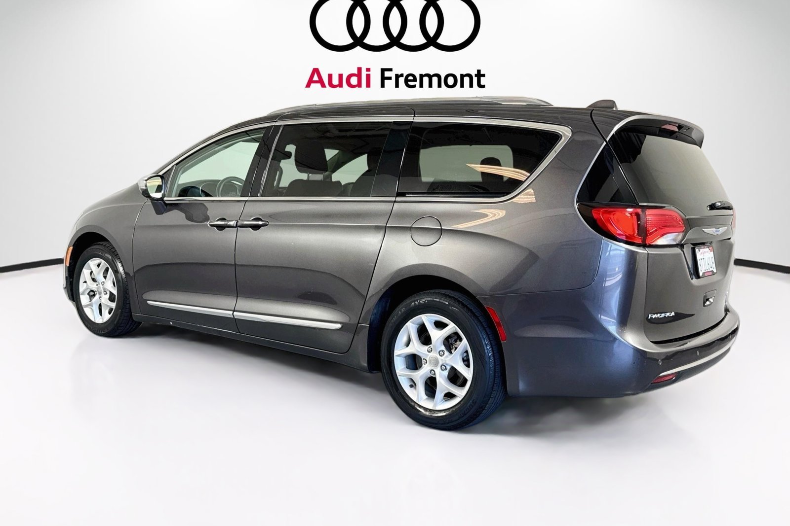 Used 2020 Granite Crystal Metallic Clearcoat Chrysler Limited image 8