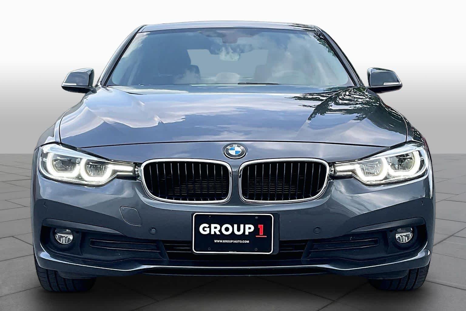 Used 2018 Mineral Gray Metallic BMW 320i xDrive image 3