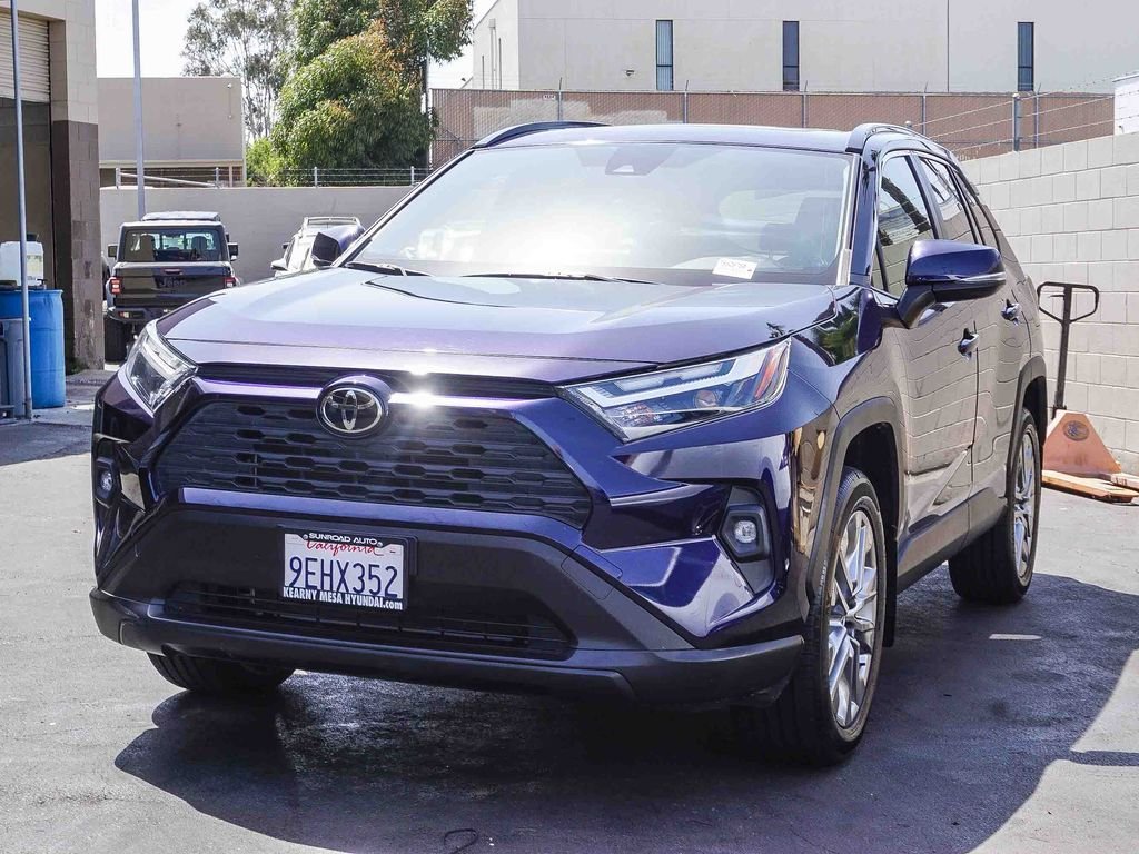 Used 2023  Toyota XLE Premium image 3