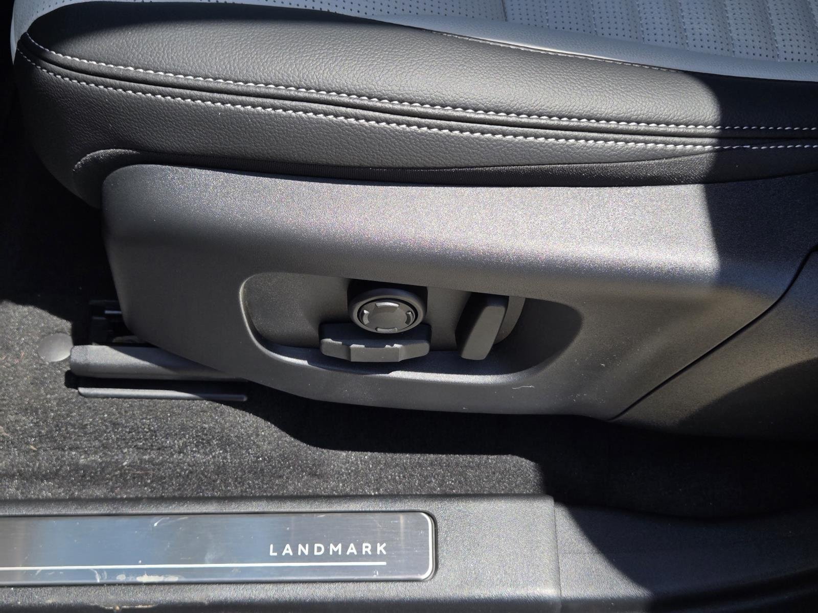New 2026 Santorini Black LAND ROVER Landmark Edition image 32